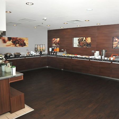 Hotel Ramada Piteşti Kültér fotó