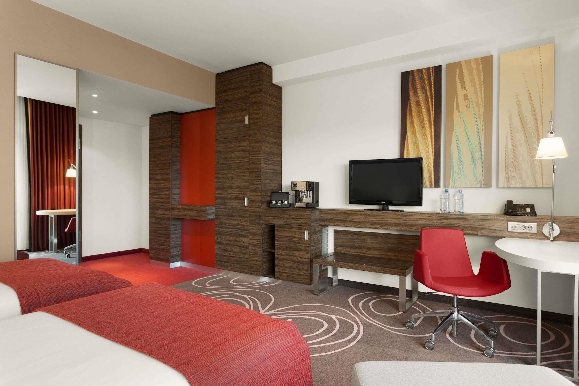 Hotel Ramada Piteşti Kültér fotó