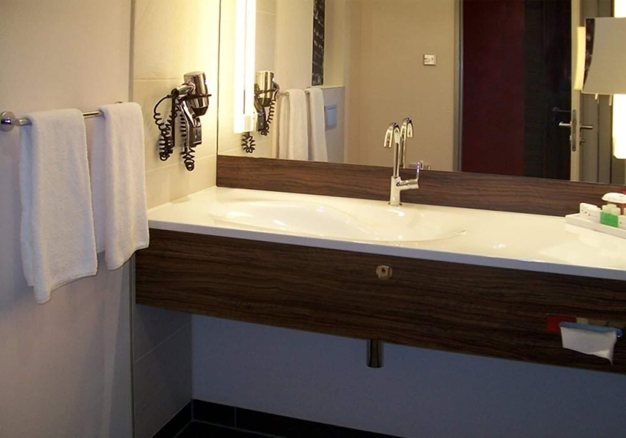 Hotel Ramada Piteşti Kültér fotó