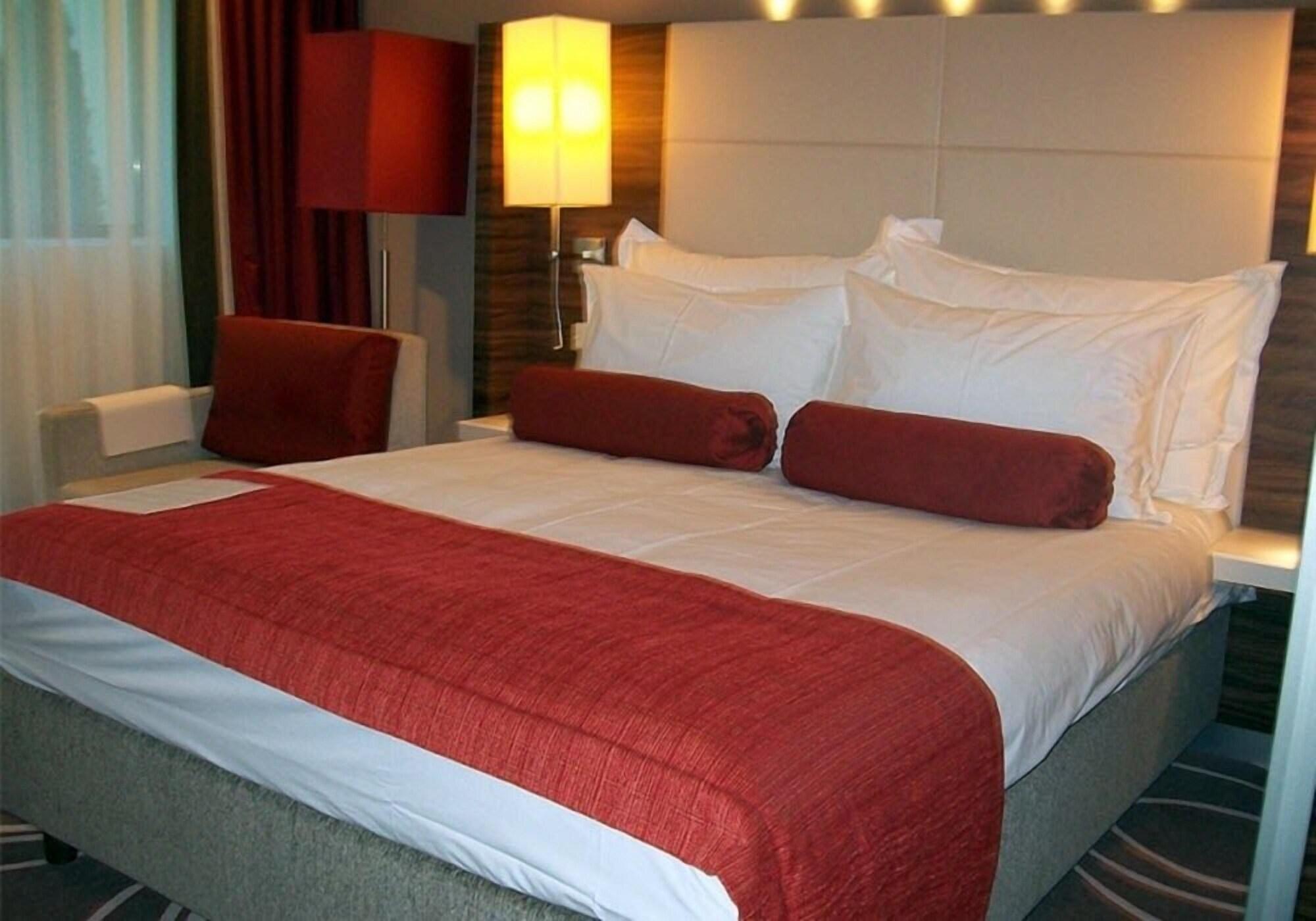 Hotel Ramada Piteşti Kültér fotó