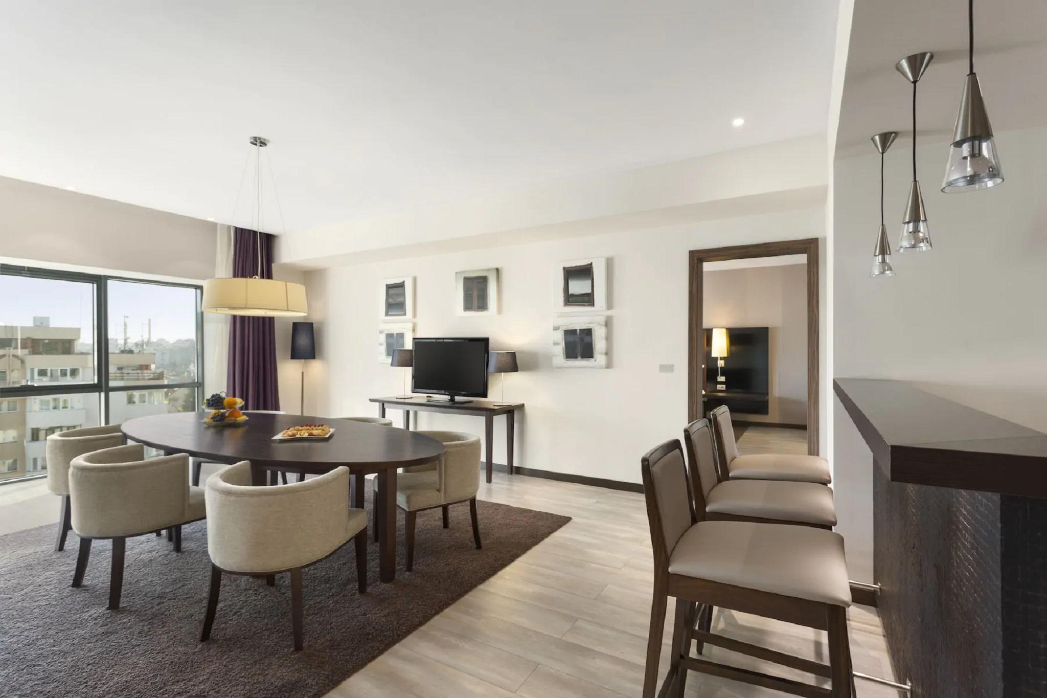 Hotel Ramada Piteşti Kültér fotó