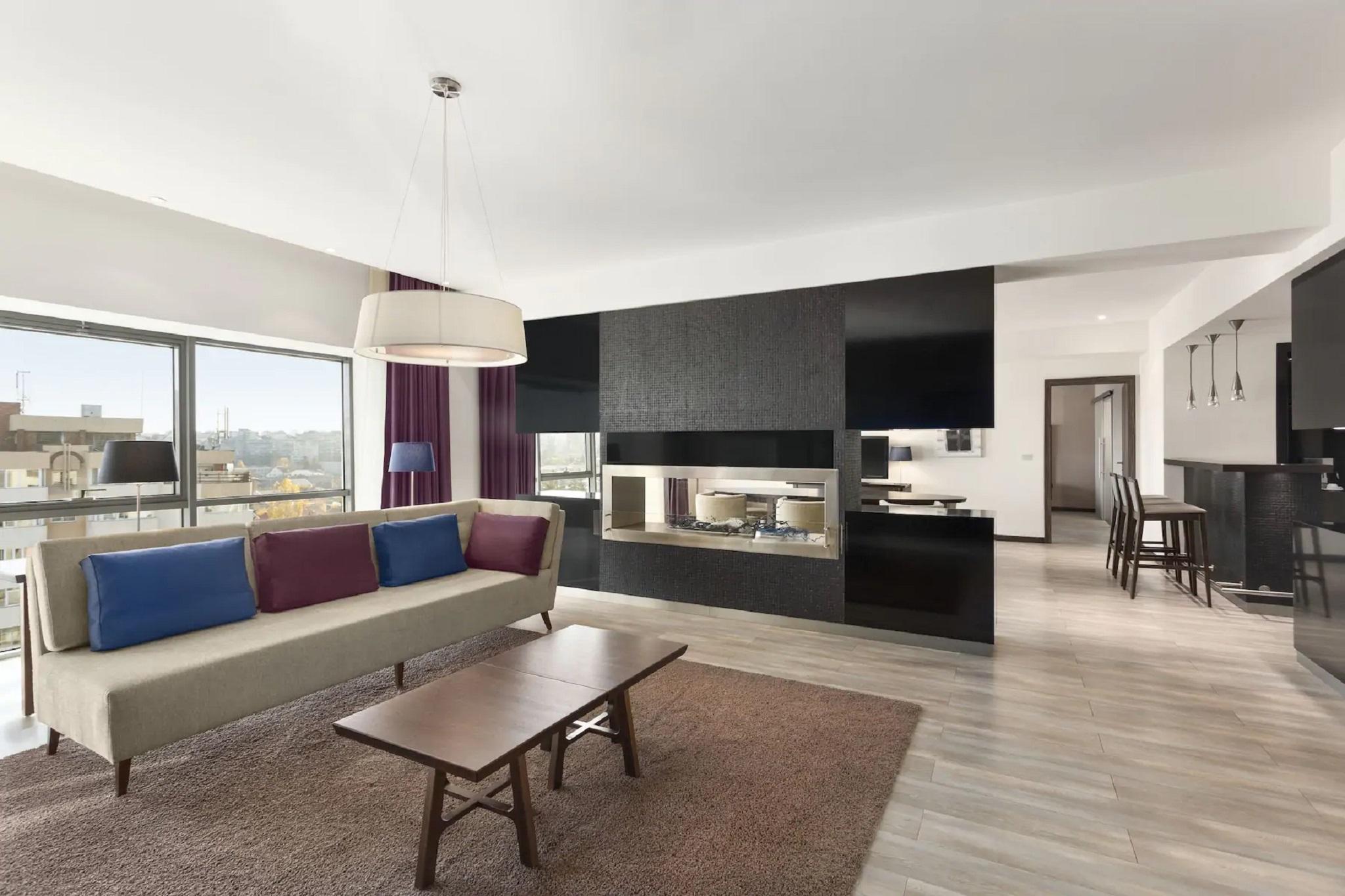 Hotel Ramada Piteşti Kültér fotó