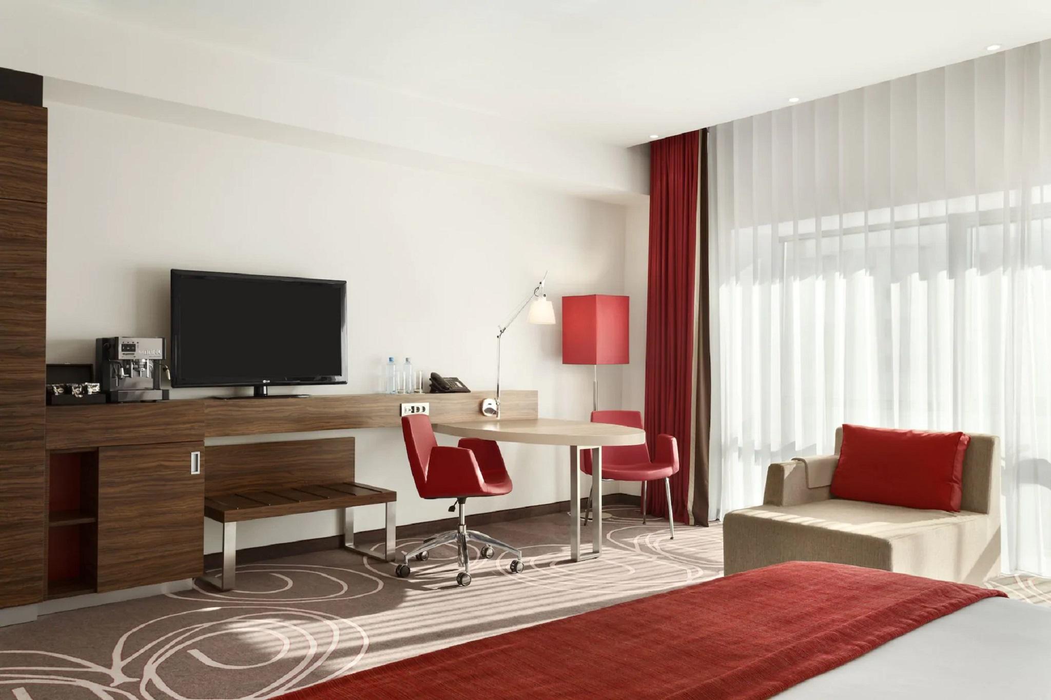 Hotel Ramada Piteşti Kültér fotó