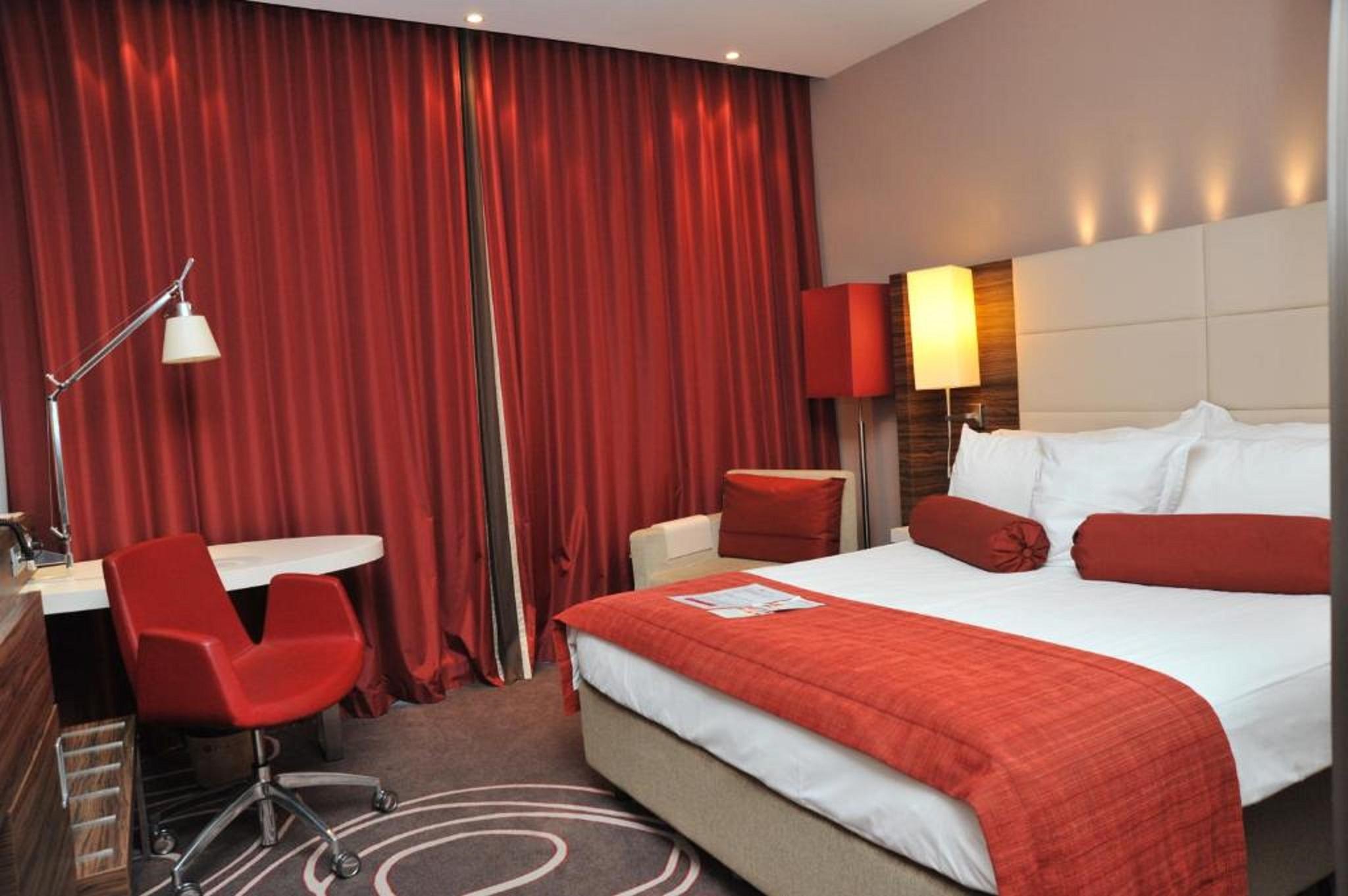 Hotel Ramada Piteşti Kültér fotó