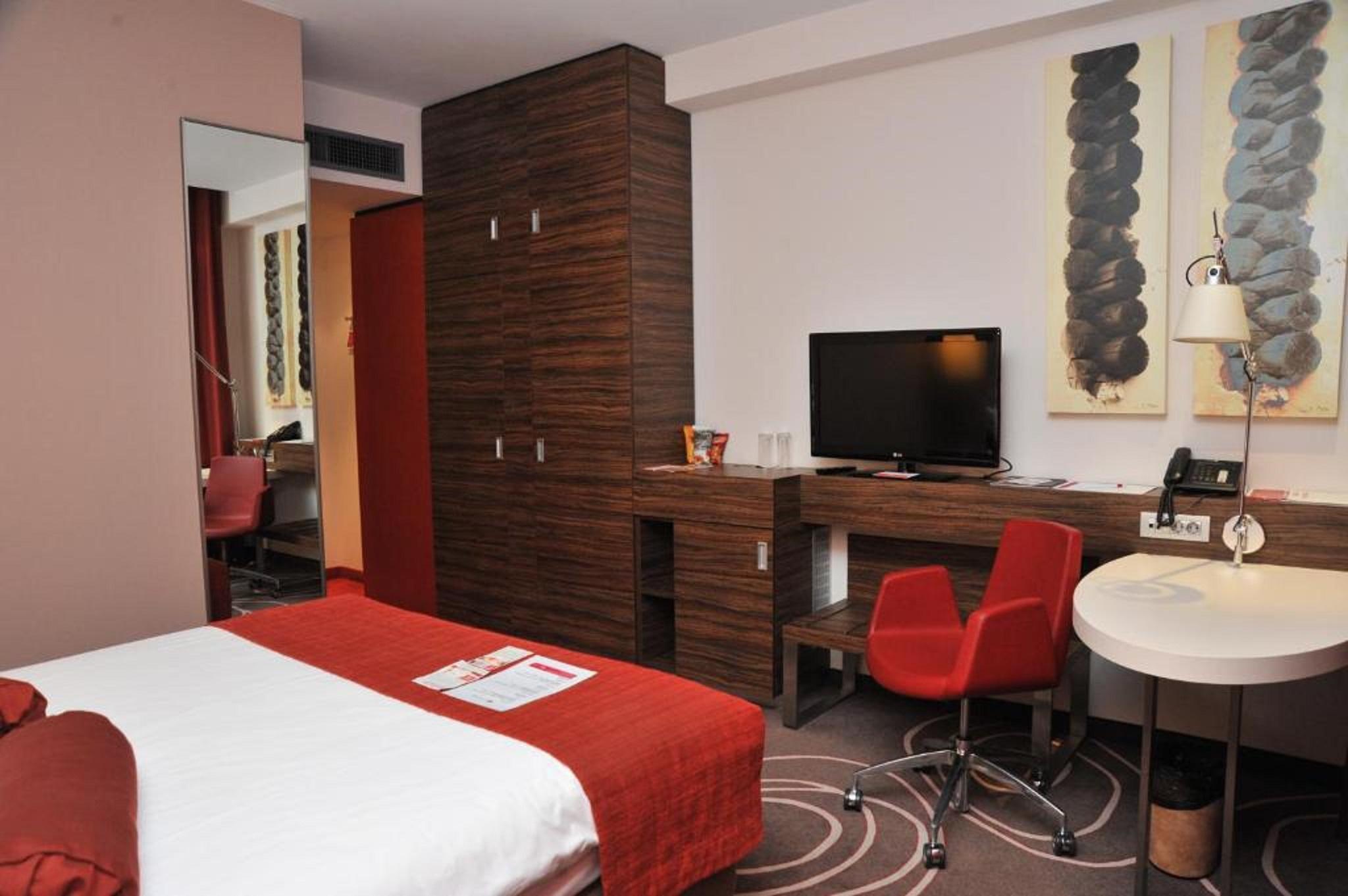 Hotel Ramada Piteşti Kültér fotó