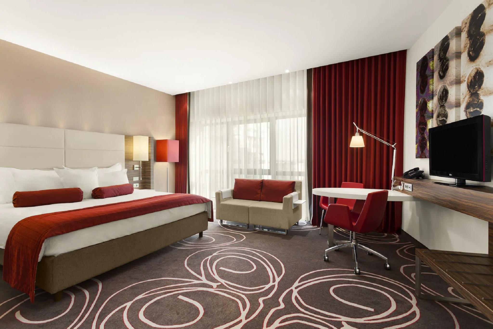 Hotel Ramada Piteşti Kültér fotó