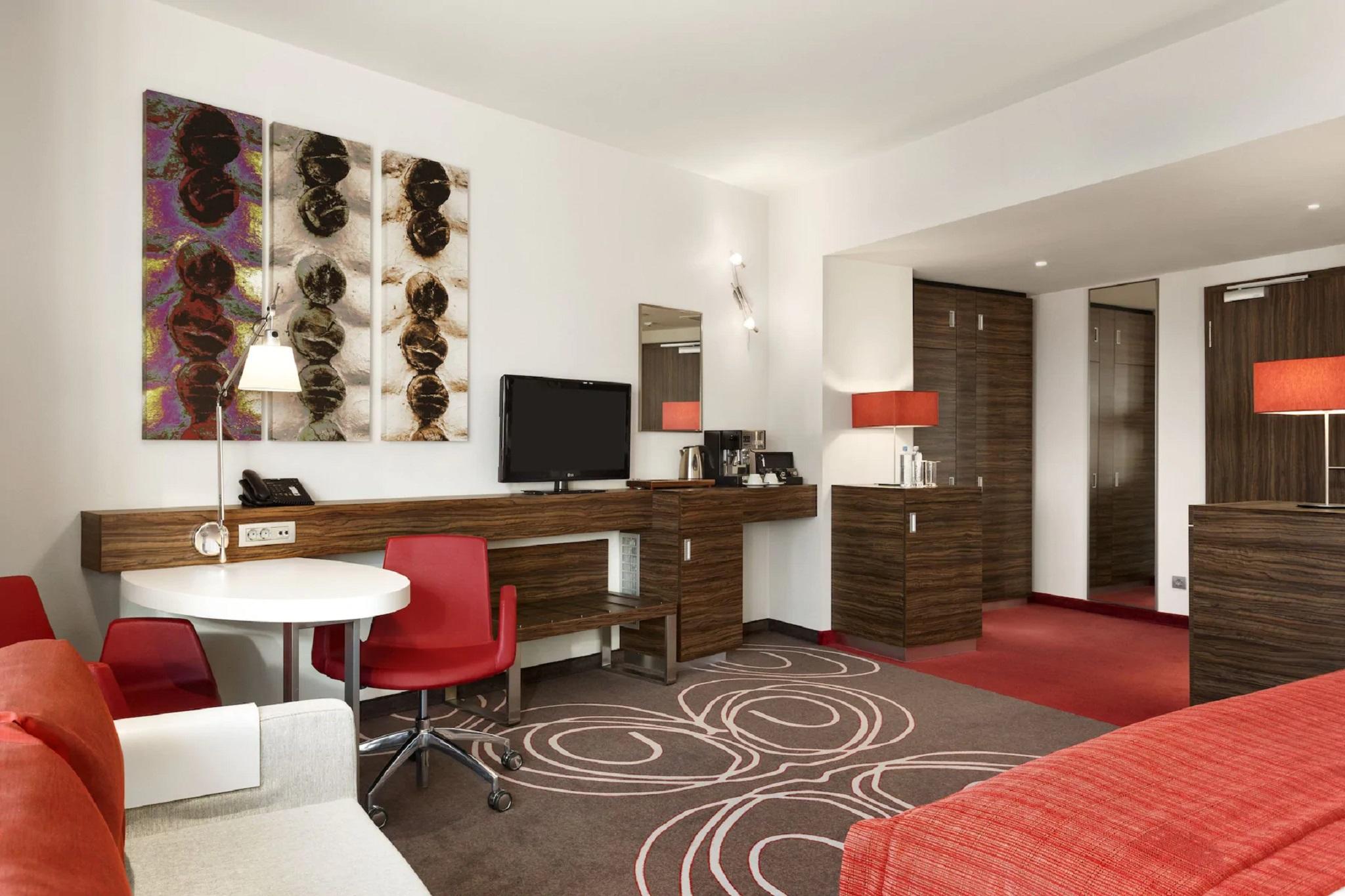 Hotel Ramada Piteşti Kültér fotó