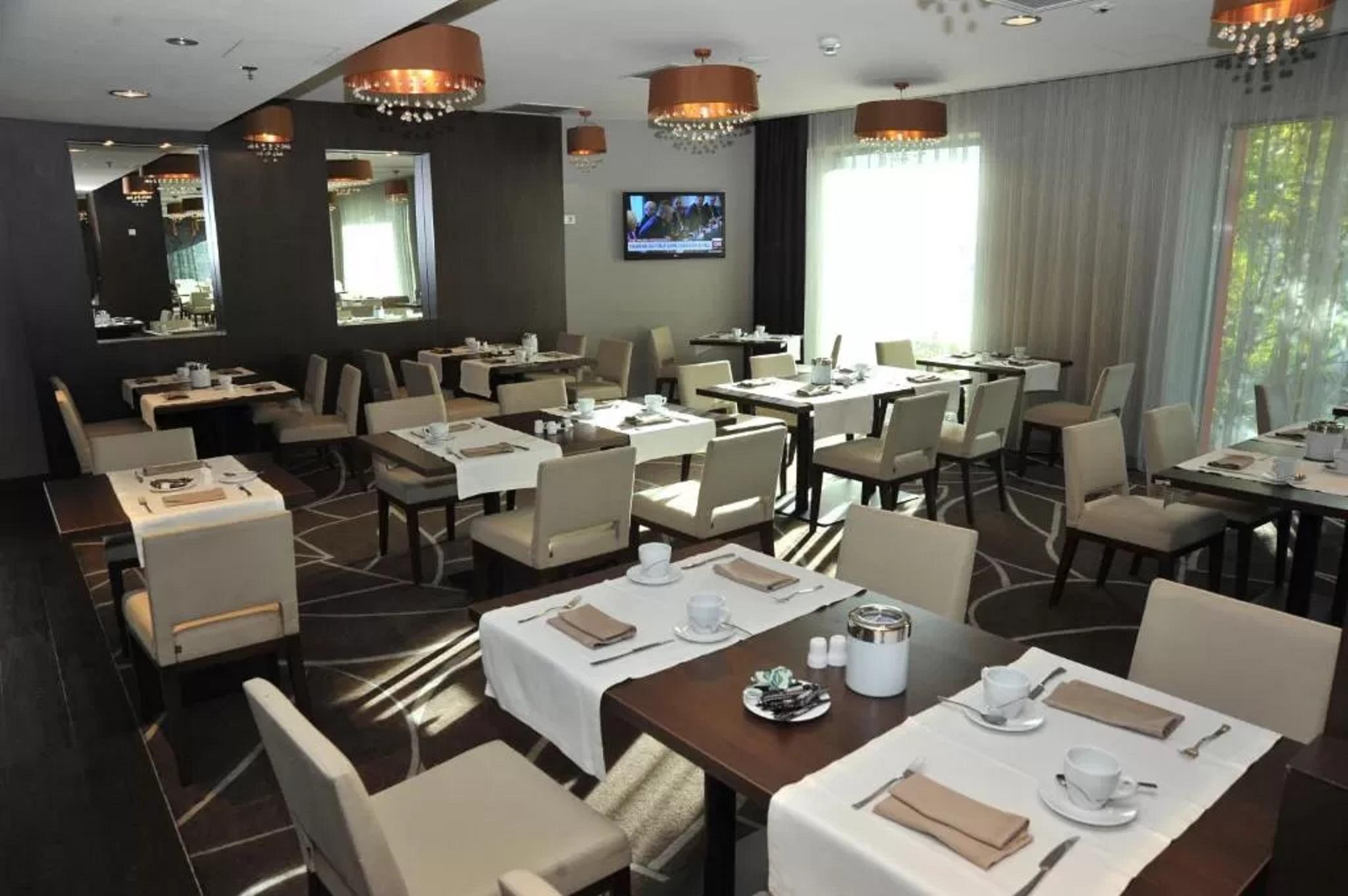 Hotel Ramada Piteşti Kültér fotó
