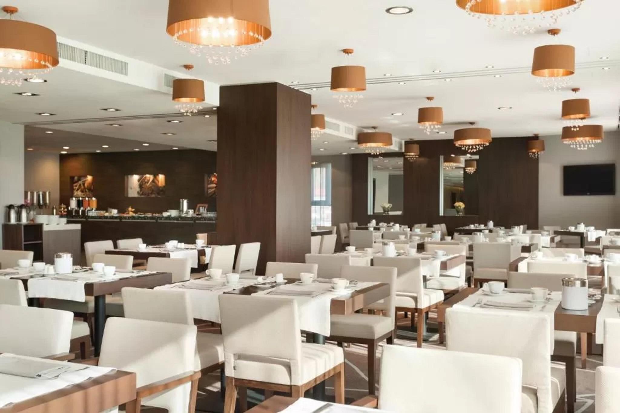 Hotel Ramada Piteşti Kültér fotó