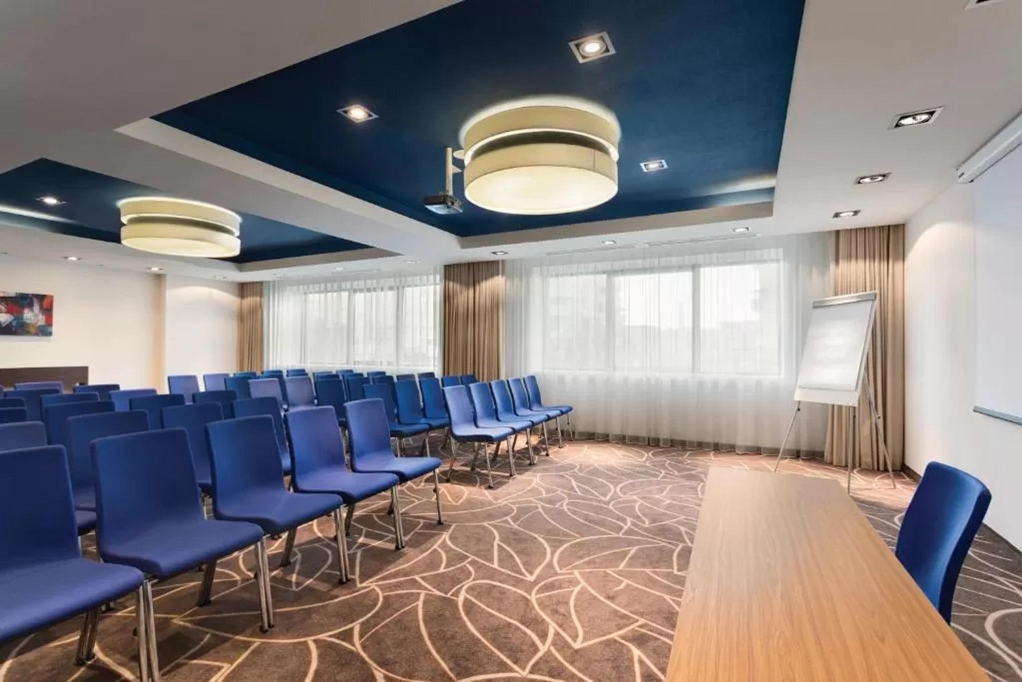 Hotel Ramada Piteşti Kültér fotó