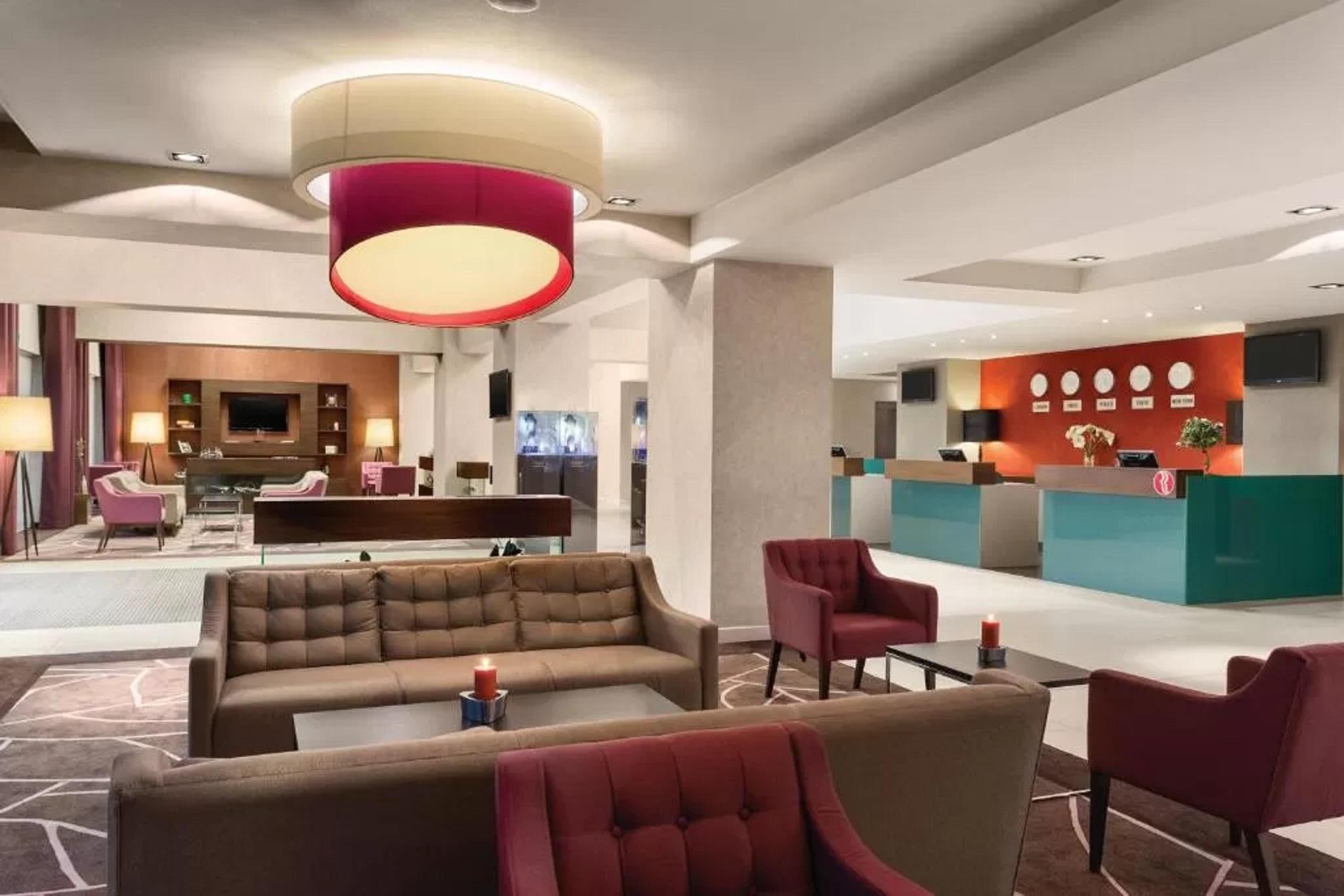 Hotel Ramada Piteşti Kültér fotó
