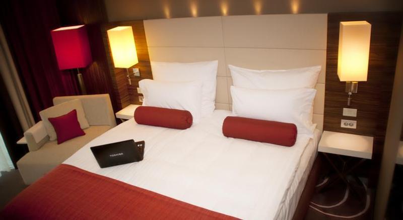 Hotel Ramada Piteşti Kültér fotó