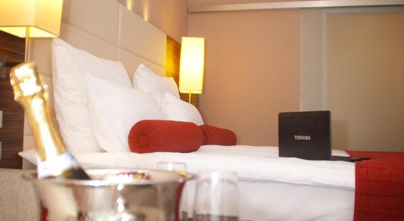 Hotel Ramada Piteşti Kültér fotó