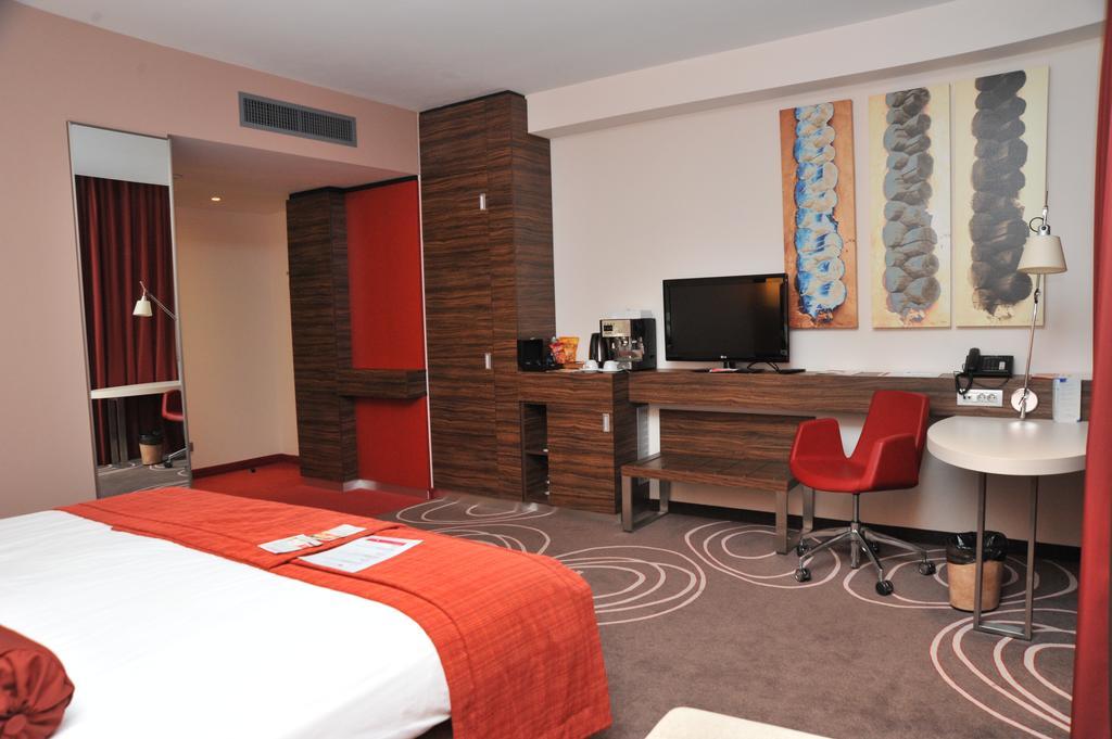 Hotel Ramada Piteşti Kültér fotó