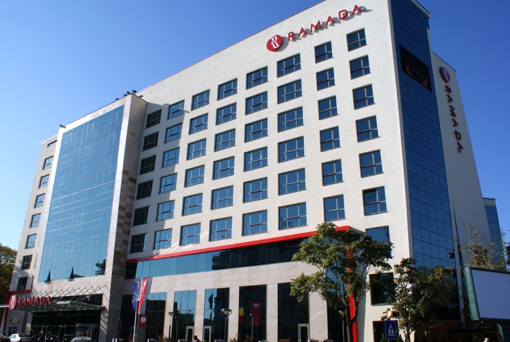 Hotel Ramada Piteşti Kültér fotó