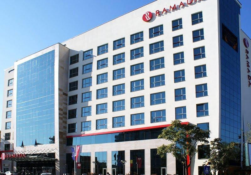 Hotel Ramada Piteşti Kültér fotó