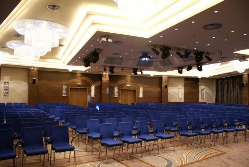 Hotel Ramada Piteşti Kültér fotó
