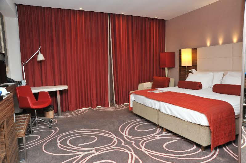 Hotel Ramada Piteşti Kültér fotó