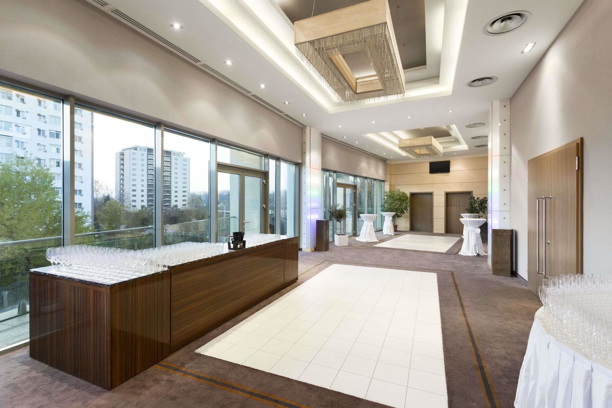 Hotel Ramada Piteşti Kültér fotó