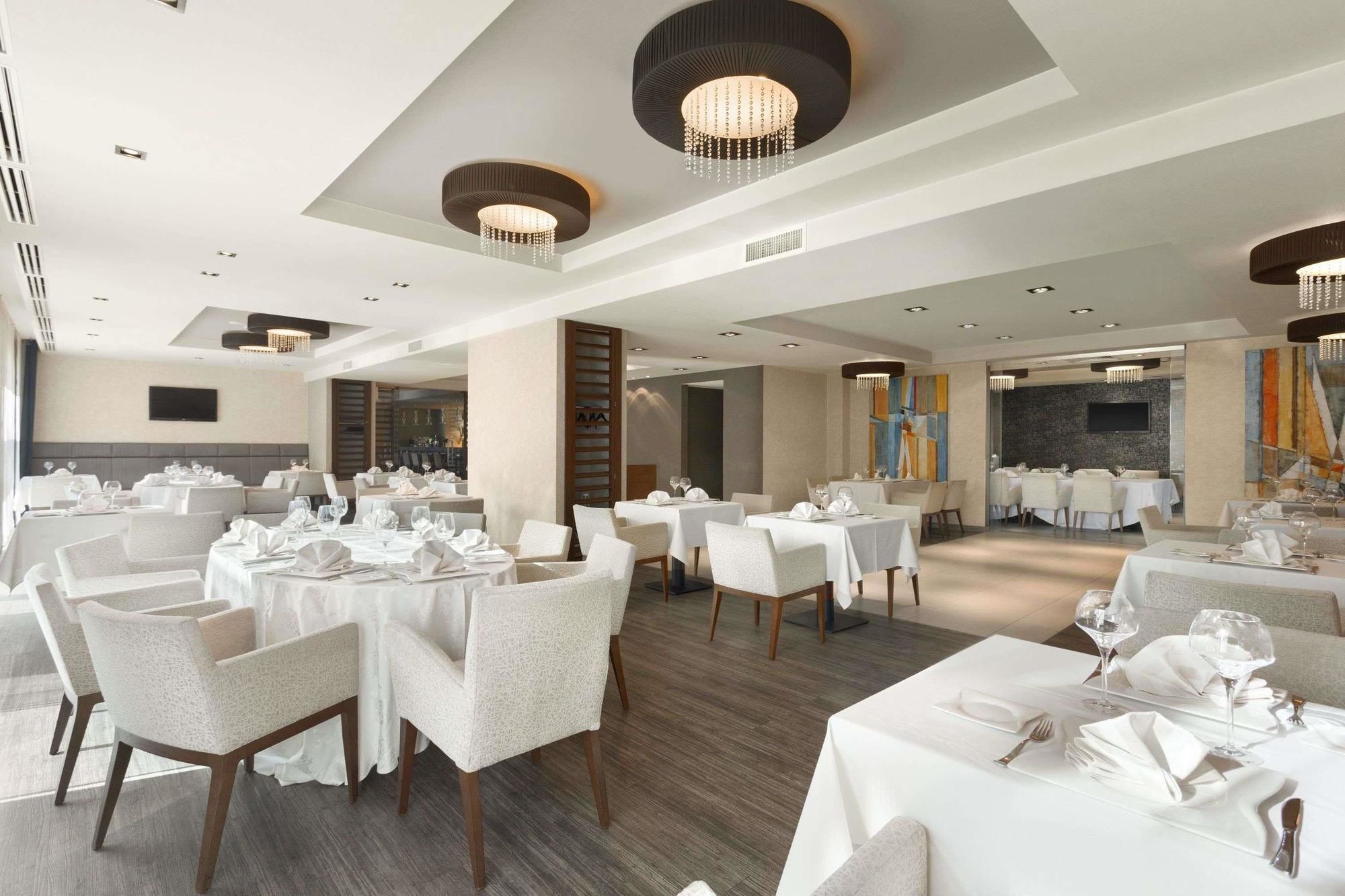 Hotel Ramada Piteşti Kültér fotó