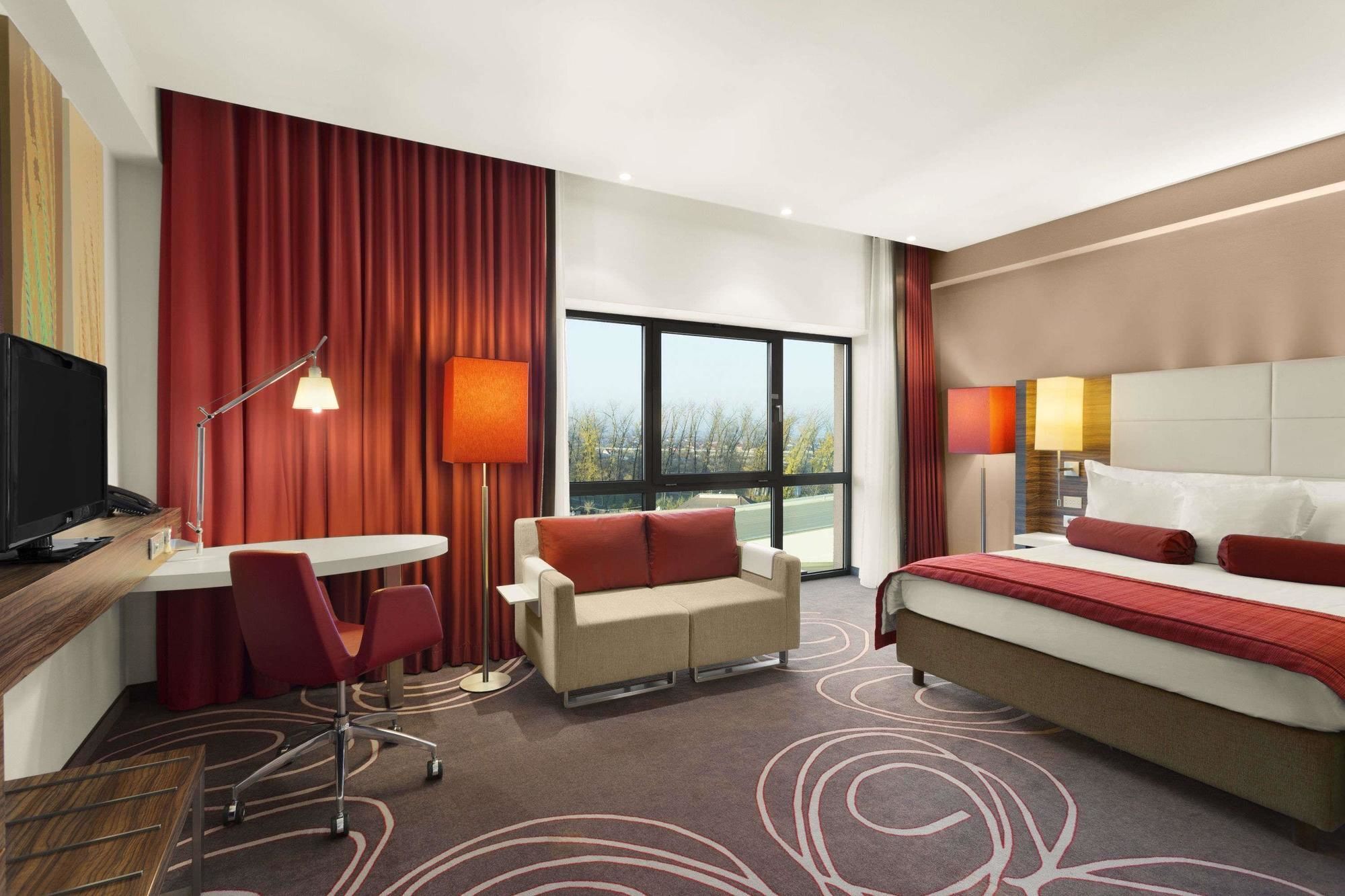 Hotel Ramada Piteşti Kültér fotó